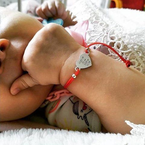 Браслет на шовковій нитці з фігуркою серце зі срібла 925 проби з гравіюванням  21 а фото